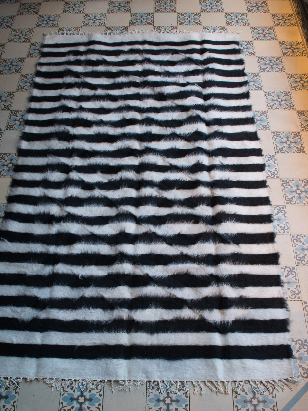 tapis mohair blanc avec rayures noirs
